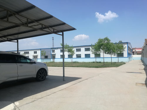 德州健之源地處魯西北平原，毗鄰黃河故道森林公園，生產(chǎn)條件環(huán)境優(yōu)越，擁有現代化的廠(chǎng)房，標準化的生產(chǎn)車(chē)間，公司擁有三證：SC食品生產(chǎn)許可證、GMP證、食品出口生產(chǎn)企業(yè)證書(shū)，生產(chǎn)過(guò)程中采用ISO22000管理體系進(jìn)行科學(xué)管理，并擁有近十年的生產(chǎn)加工經(jīng)驗，產(chǎn)品口感、湯色、功效等各項指標均能達到客戶(hù)滿(mǎn)意，生產(chǎn)采用全自動(dòng)帶線(xiàn)帶牌袋泡茶包裝機生產(chǎn)線(xiàn)，有全套的粉碎和超微粉碎、分篩、烘干、滅菌、制粒、制袋等設備，科學(xué)的生產(chǎn)工藝和嚴格規范的滅菌殺毒技術(shù)。