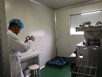 壓片糖果壓片機 阿里員工來(lái)德州健之源深度驗廠(chǎng)拍攝場(chǎng)景